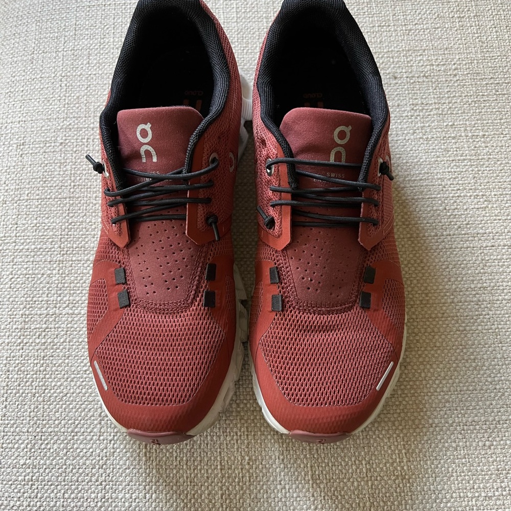Like New Women’s On Running Cloud 5 athletic shoes size 6.5- Rust color
